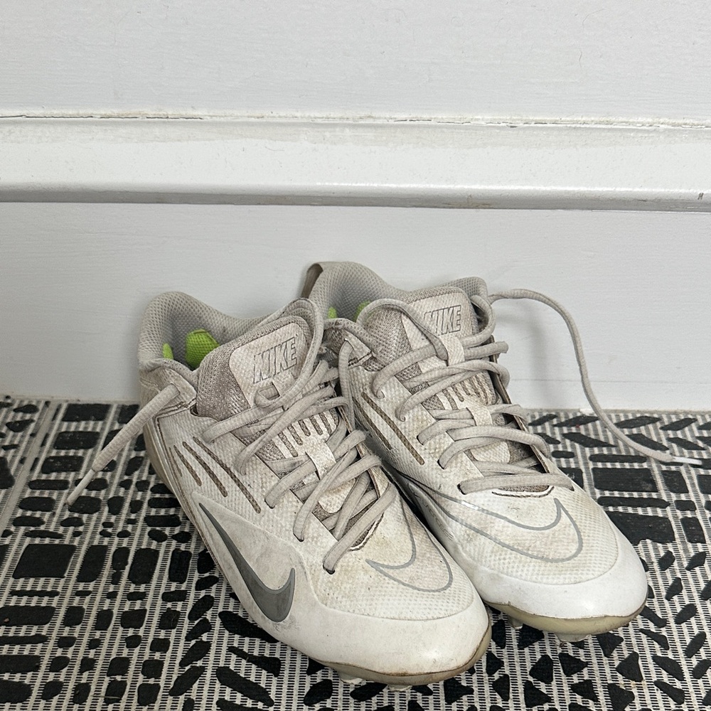 Nike White/Light Gray Athletic Girls Lacrosse Cleats